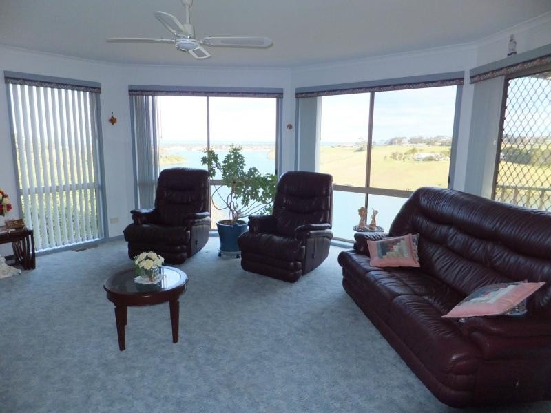 45 Nautilus Way, Lakes Entrance VIC 3909