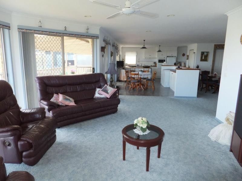 45 Nautilus Way, Lakes Entrance VIC 3909