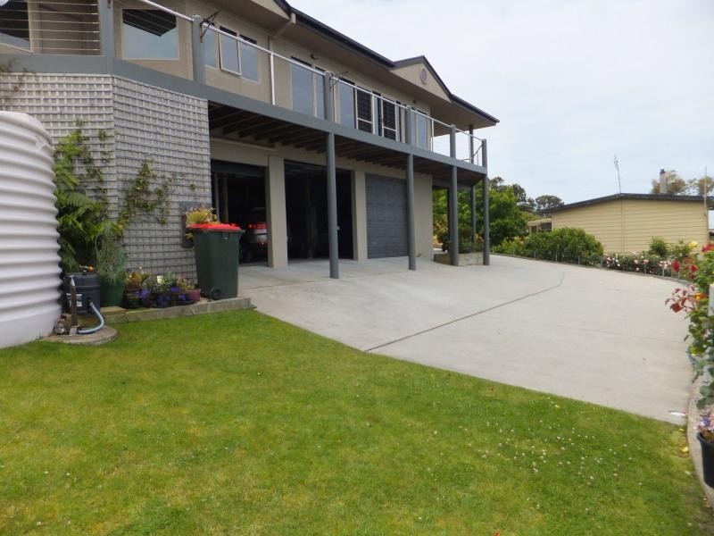 15 Gay Street, Lakes Entrance VIC 3909