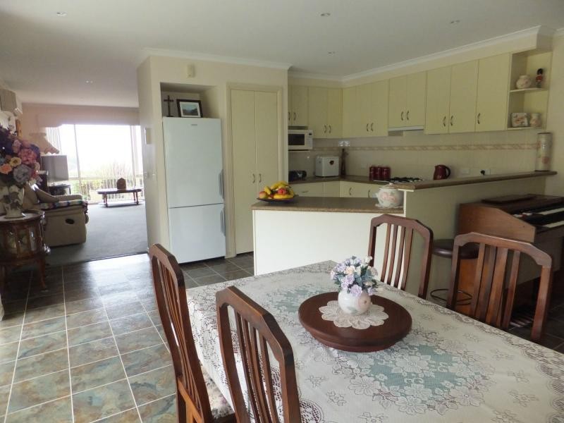 9 Clematis Court, Lakes Entrance VIC 3909