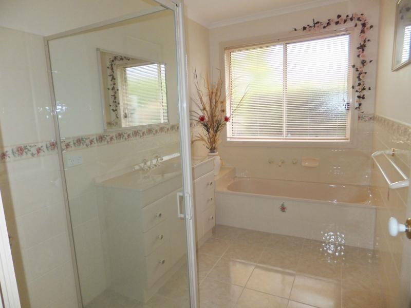 9 Clematis Court, Lakes Entrance VIC 3909