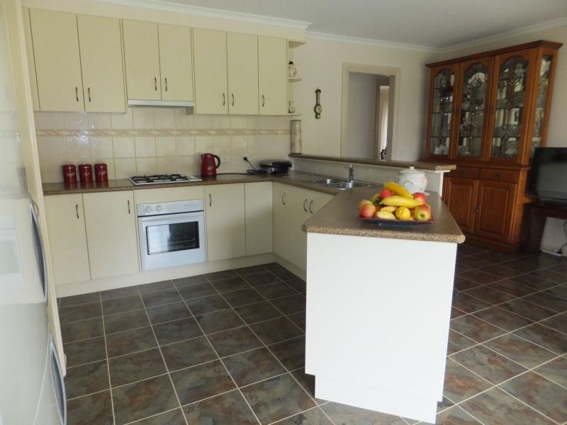 9 Clematis Court, Lakes Entrance VIC 3909