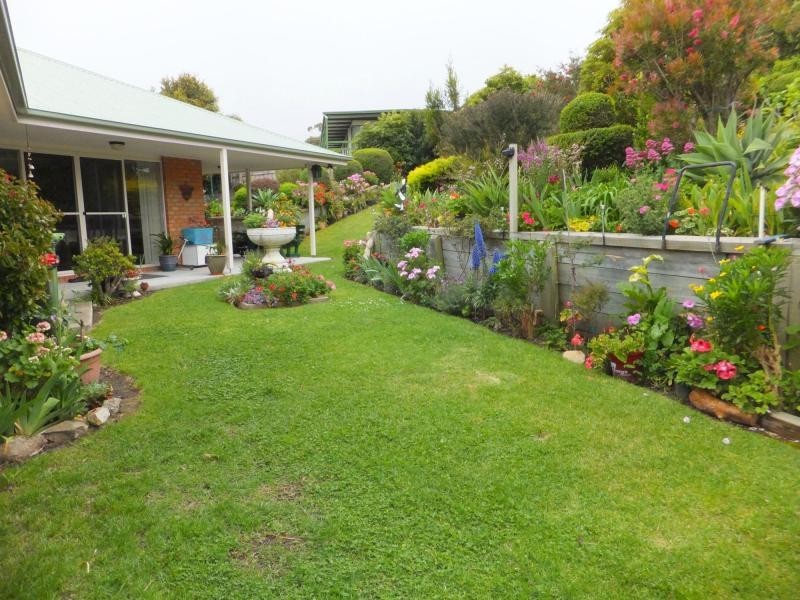 9 Clematis Court, Lakes Entrance VIC 3909