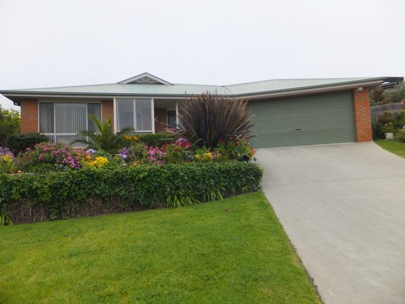 9 Clematis Court, Lakes Entrance VIC 3909