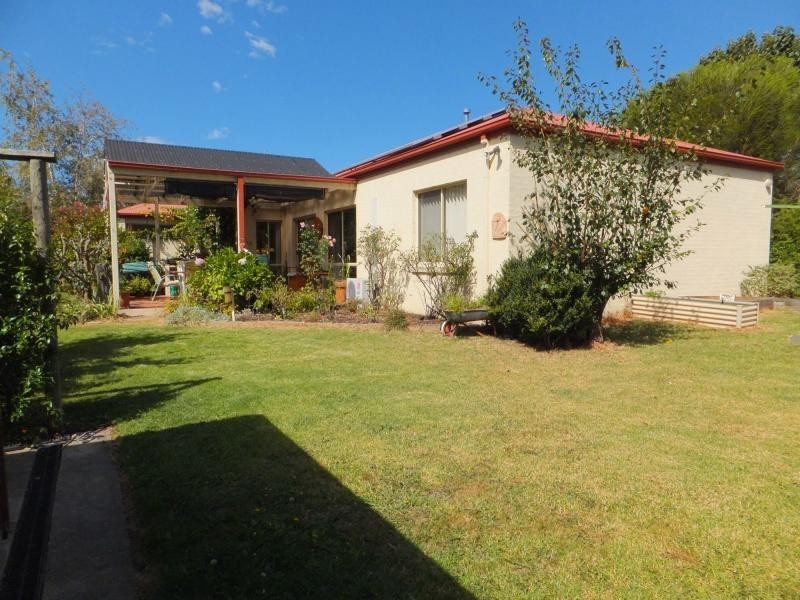 4 Charlton Place, Bairnsdale VIC 3875