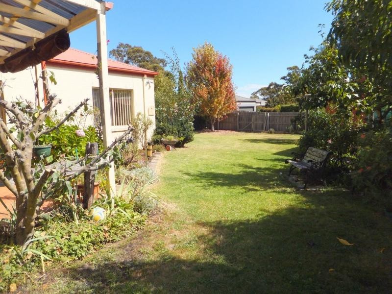 4 Charlton Place, Bairnsdale VIC 3875