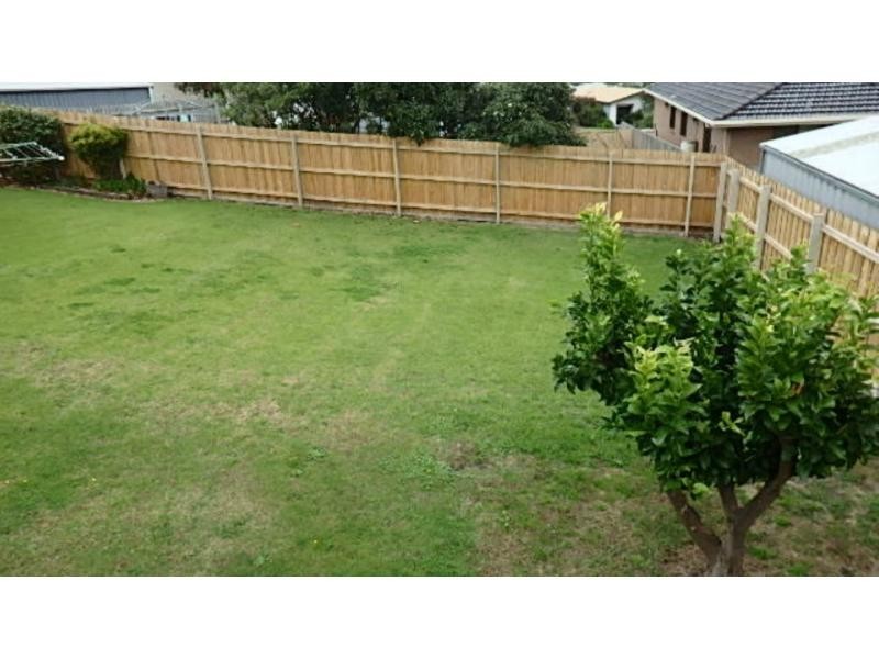 17 O’Neills Road, Lakes Entrance VIC 3909