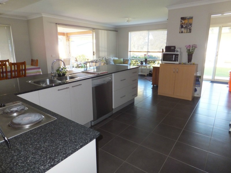 27 Tamhaven Drive, Swan Reach VIC 3903