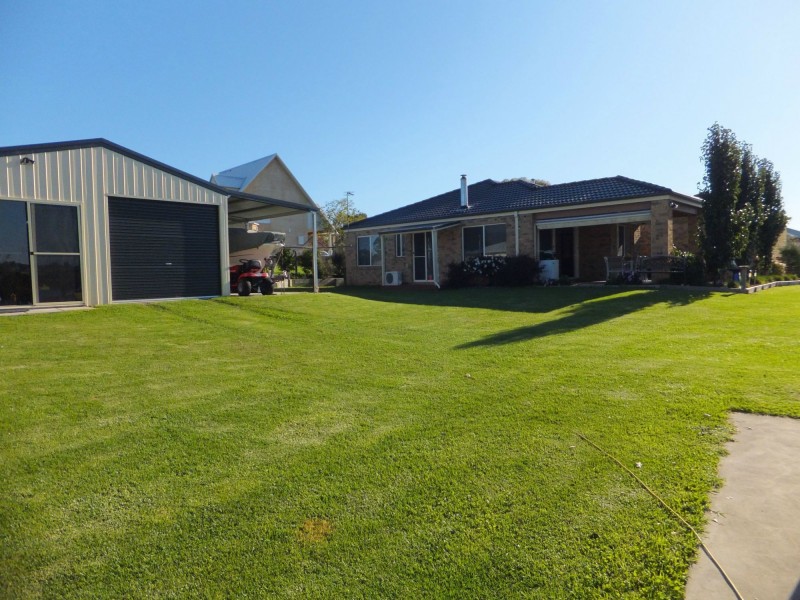 27 Tamhaven Drive, Swan Reach VIC 3903