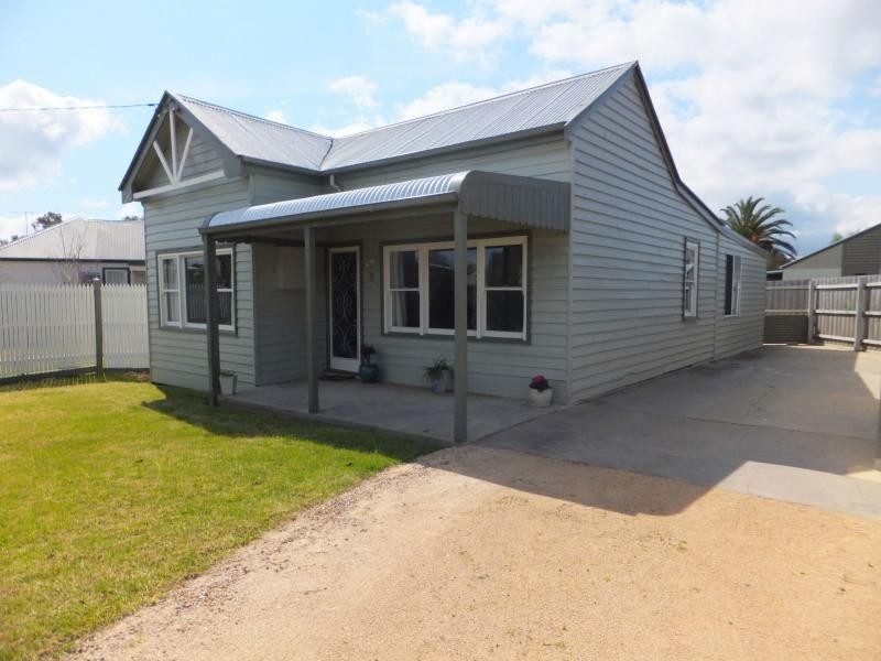 8 Charles Street, Bairnsdale VIC 3875