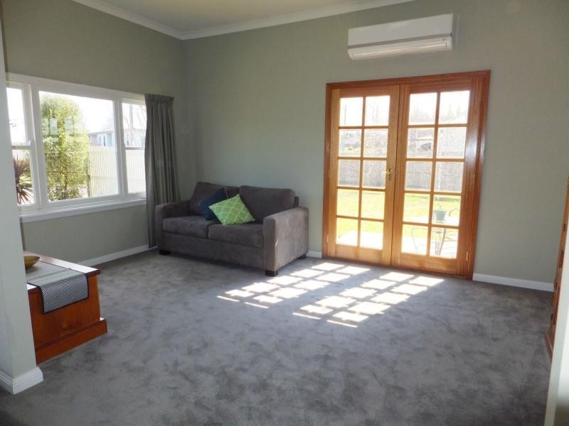 8 Charles Street, Bairnsdale VIC 3875