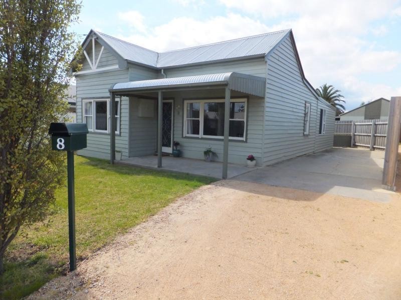 8 Charles Street, Bairnsdale VIC 3875