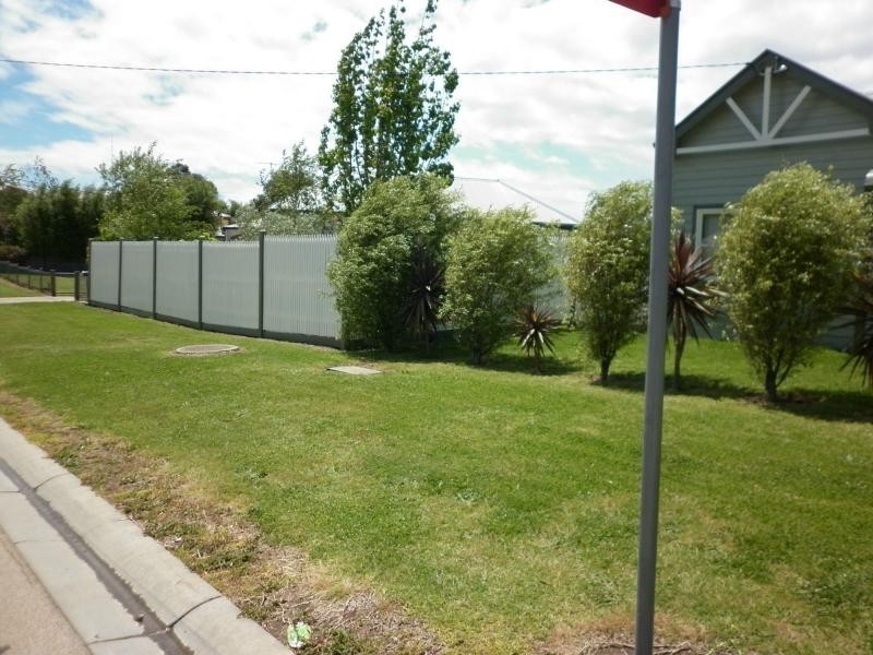 8 Charles Street, Bairnsdale VIC 3875