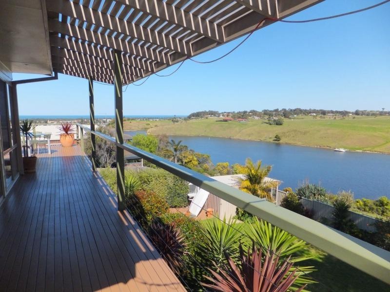 2 Bass Close, Lakes Entrance VIC 3909