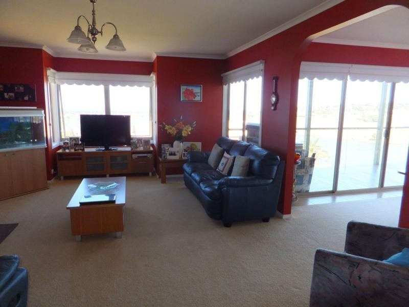 2 Bass Close, Lakes Entrance VIC 3909