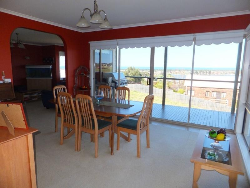 2 Bass Close, Lakes Entrance VIC 3909
