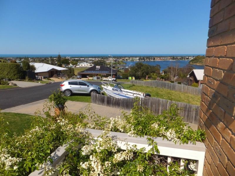 2 Bass Close, Lakes Entrance VIC 3909