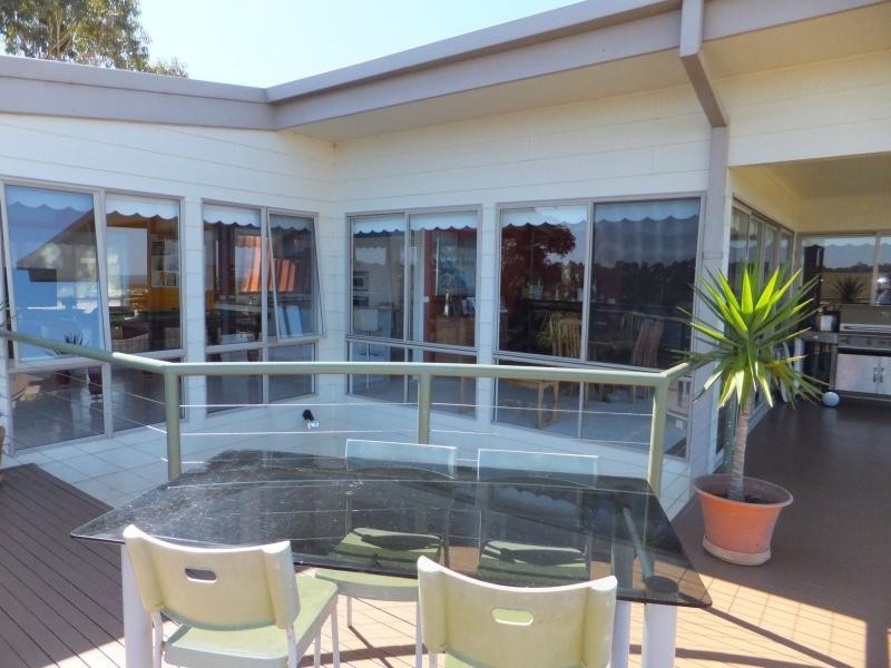 2 Bass Close, Lakes Entrance VIC 3909