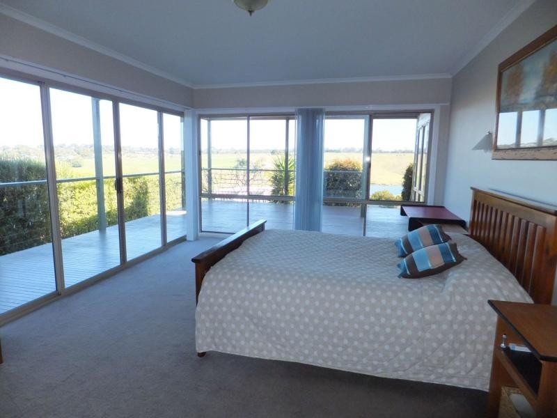 2 Bass Close, Lakes Entrance VIC 3909