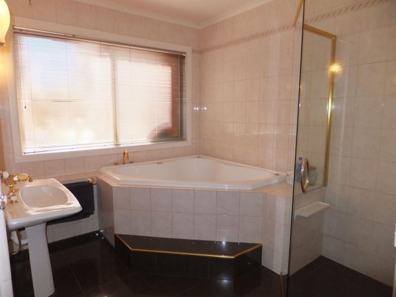2 Bass Close, Lakes Entrance VIC 3909