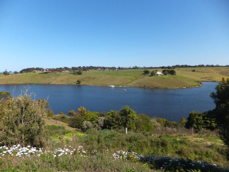 2 Bass Close, Lakes Entrance VIC 3909