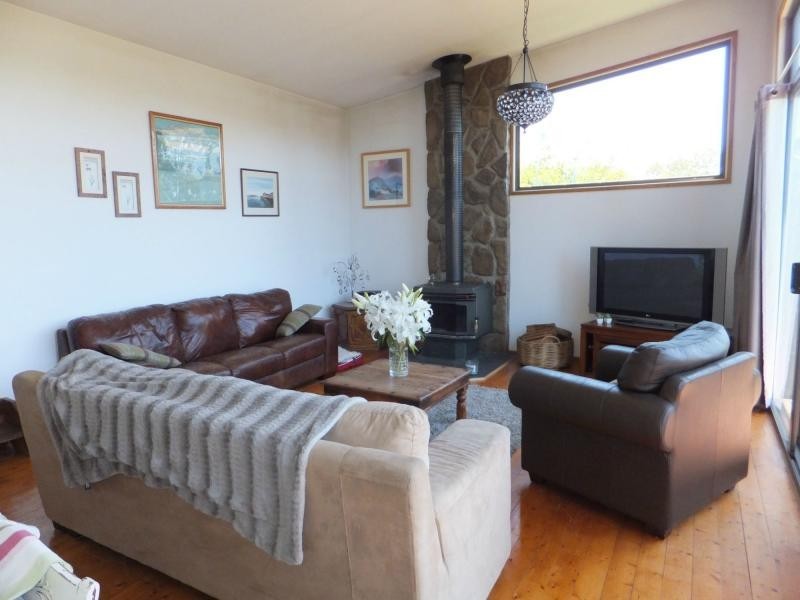 12 Campbell Grove, Lakes Entrance VIC 3909