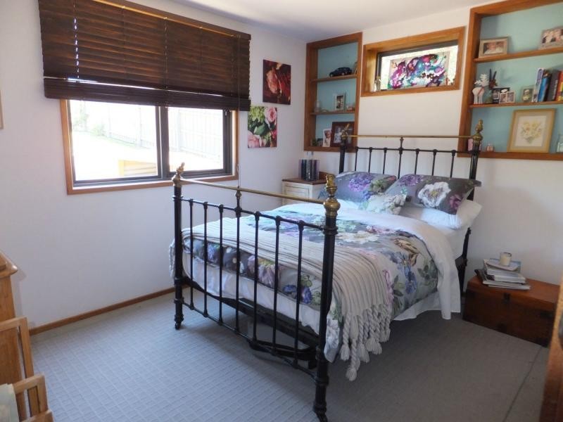 12 Campbell Grove, Lakes Entrance VIC 3909