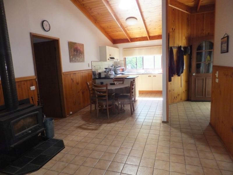 2 Hill Court, Lakes Entrance VIC 3909