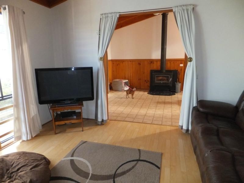 2 Hill Court, Lakes Entrance VIC 3909