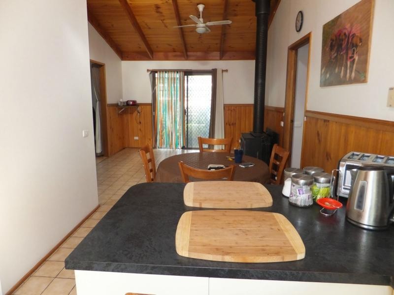 2 Hill Court, Lakes Entrance VIC 3909