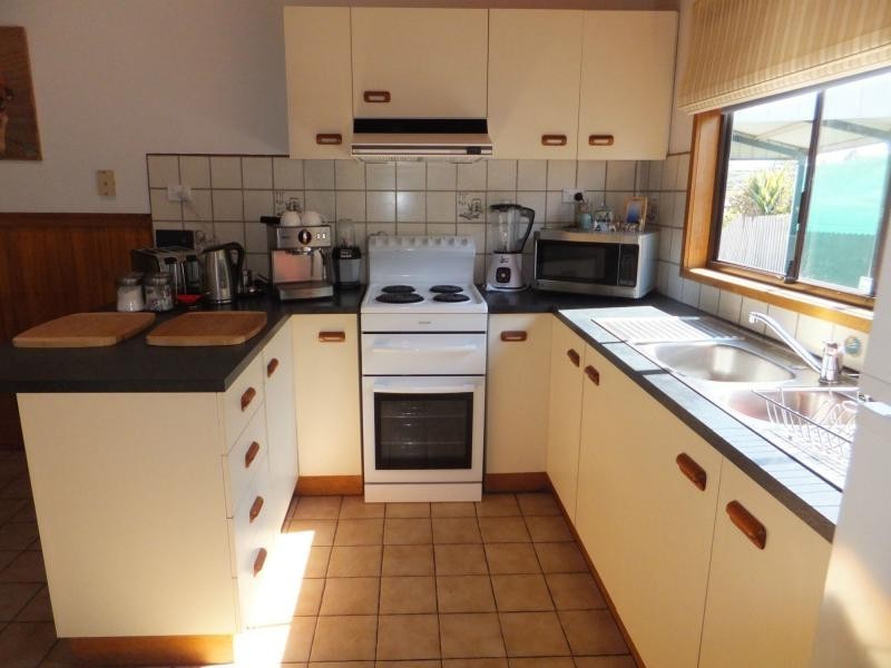 2 Hill Court, Lakes Entrance VIC 3909