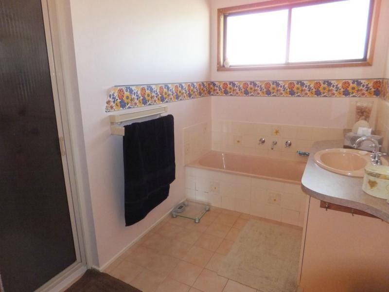 2 Hill Court, Lakes Entrance VIC 3909