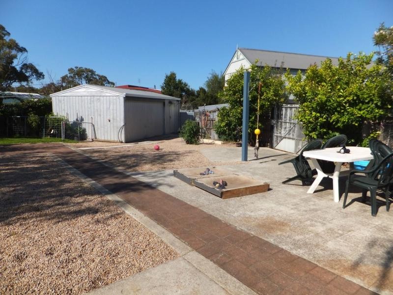 2 Hill Court, Lakes Entrance VIC 3909