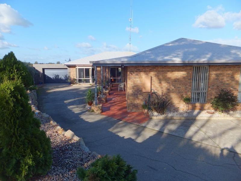8 Marrah Drive, Wy Yung VIC 3875