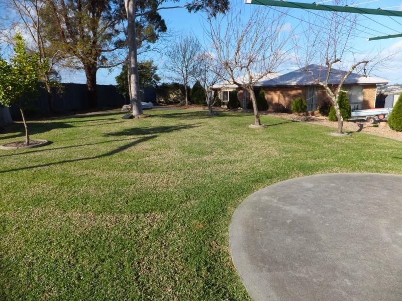 8 Marrah Drive, Wy Yung VIC 3875