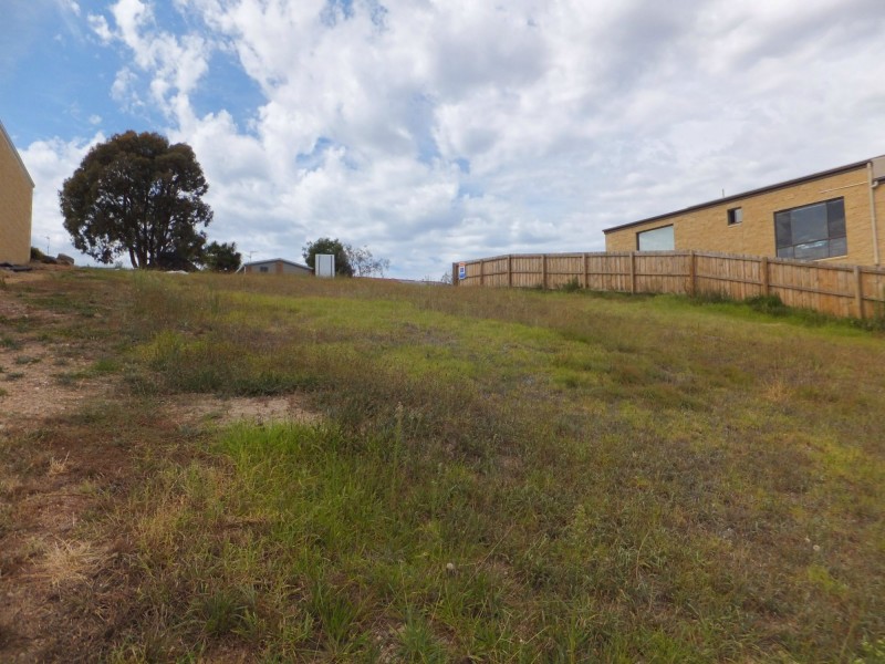 33 Harnham Drive, Bairnsdale VIC 3875