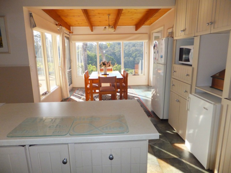 14 Campbell Grove, Lakes Entrance VIC 3909