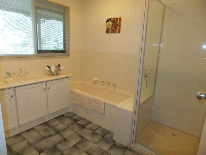 14 Campbell Grove, Lakes Entrance VIC 3909