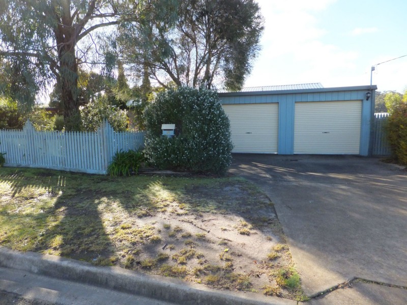 14 Campbell Grove, Lakes Entrance VIC 3909