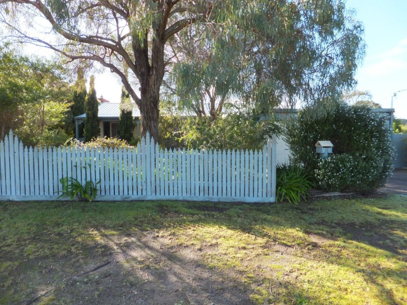 14 Campbell Grove, Lakes Entrance VIC 3909