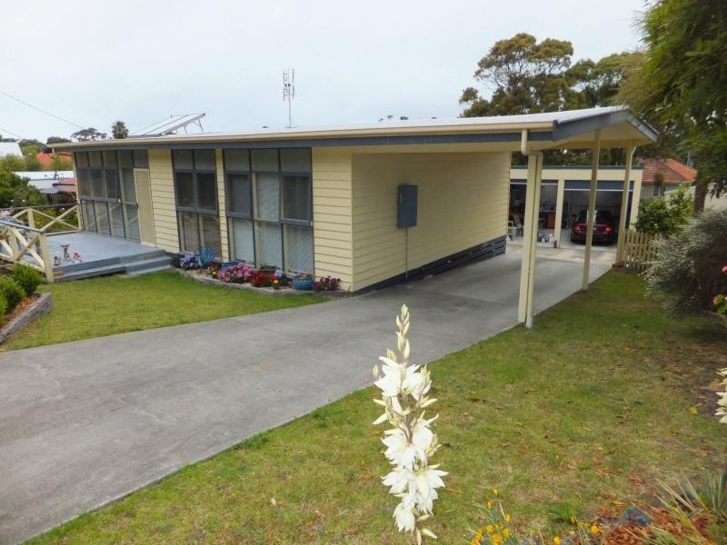 8 Robin Street, Lakes Entrance VIC 3909