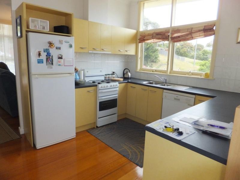 8 Robin Street, Lakes Entrance VIC 3909