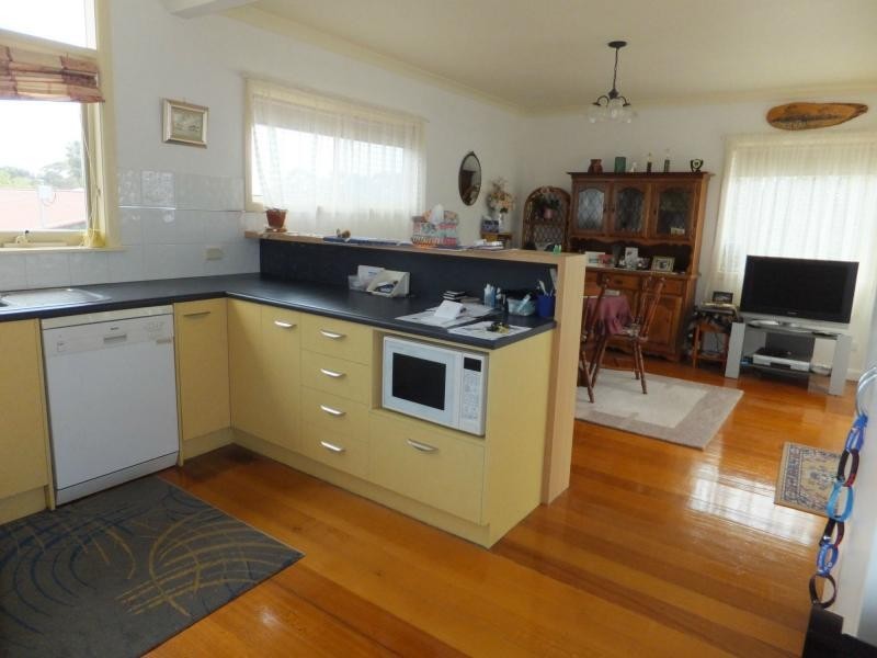 8 Robin Street, Lakes Entrance VIC 3909