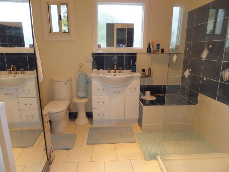 8 Robin Street, Lakes Entrance VIC 3909