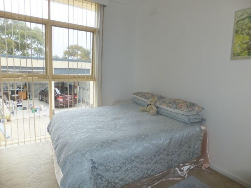 8 Robin Street, Lakes Entrance VIC 3909