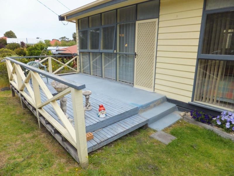 8 Robin Street, Lakes Entrance VIC 3909