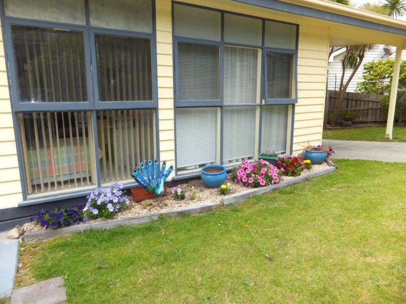 8 Robin Street, Lakes Entrance VIC 3909