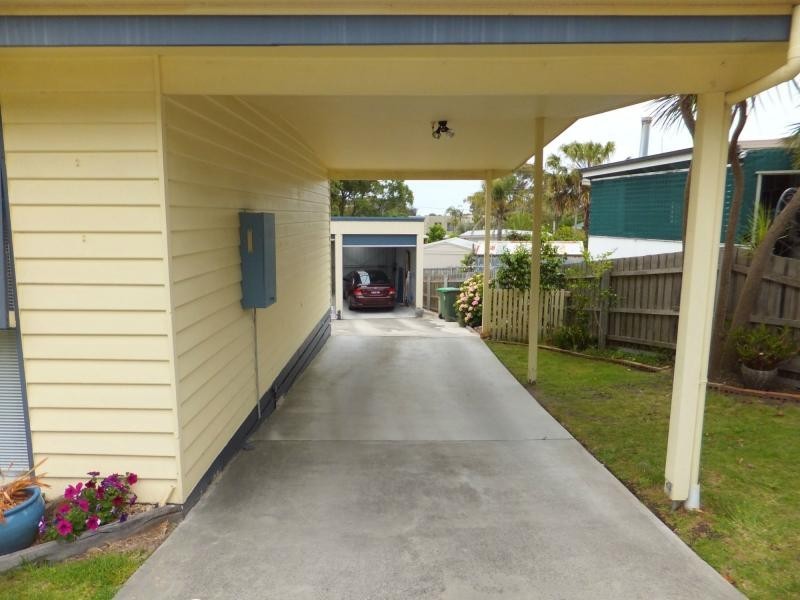 8 Robin Street, Lakes Entrance VIC 3909