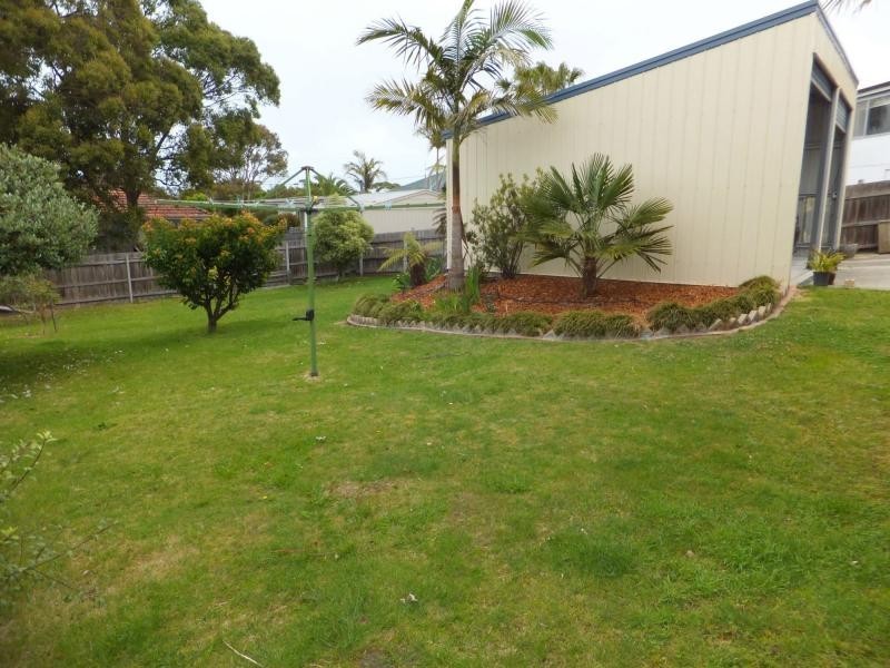 8 Robin Street, Lakes Entrance VIC 3909