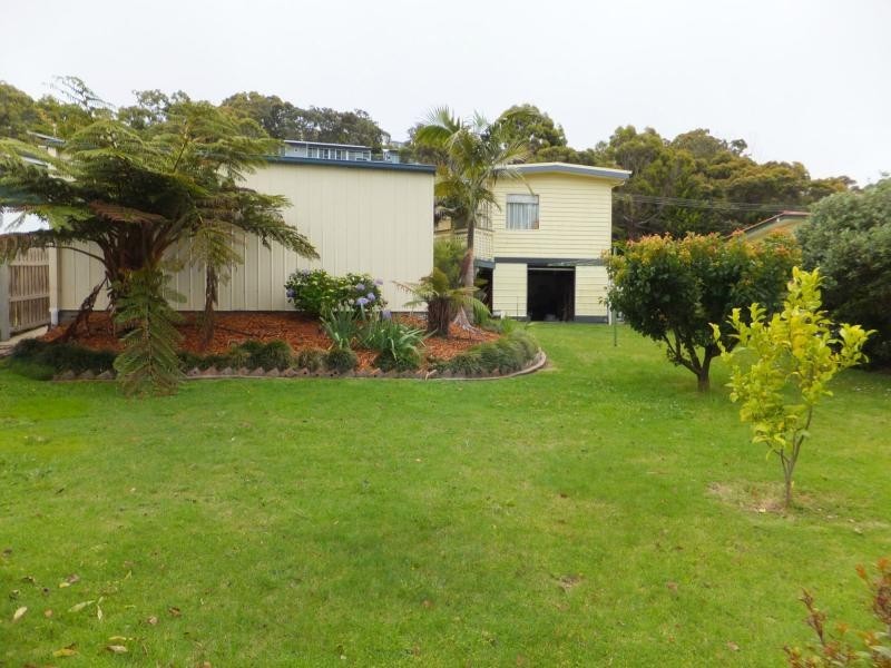 8 Robin Street, Lakes Entrance VIC 3909